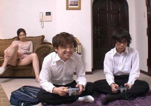 Mải chơi game bạn thân chiếm mẹ kế tôi mà tôi chẳng haym